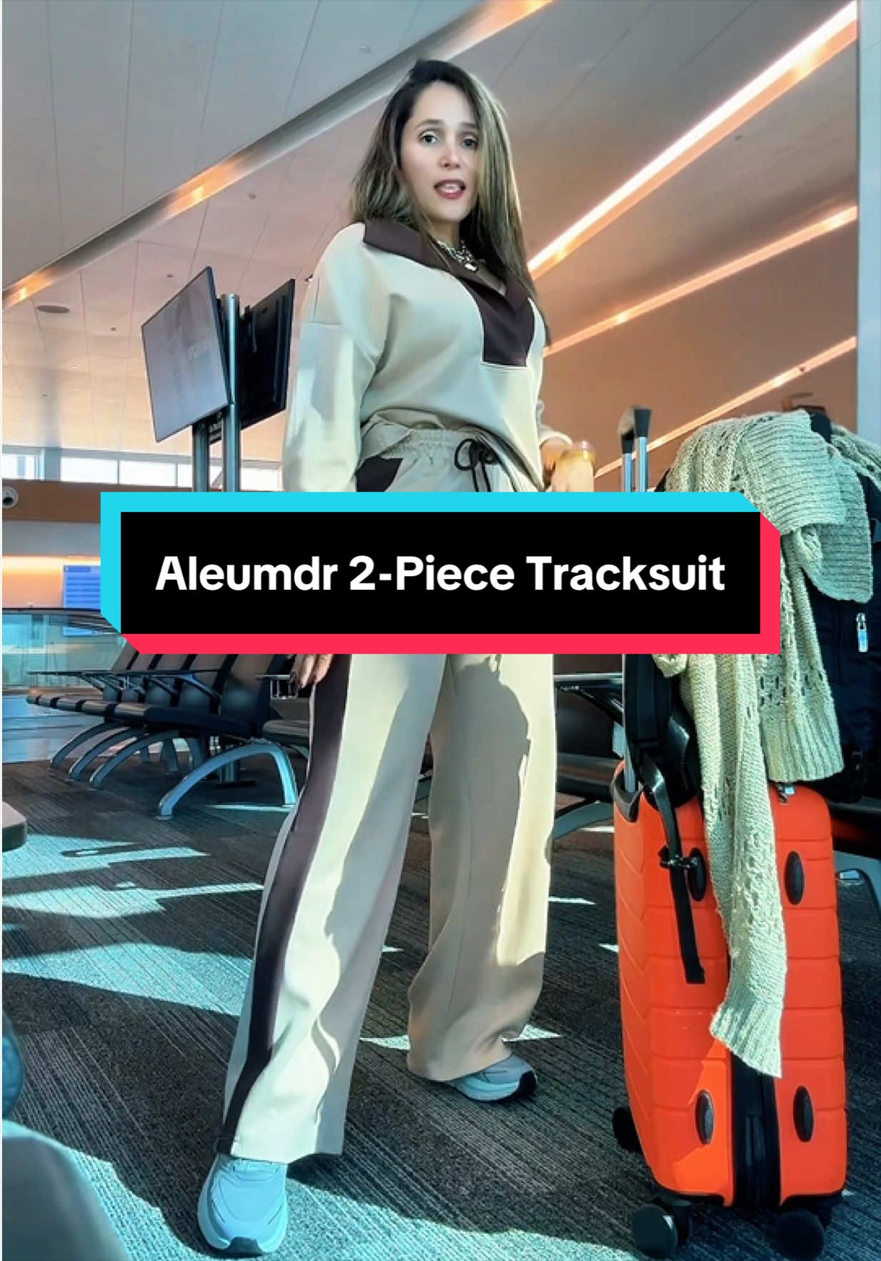 Comodidad pero con estilo 🤎✨ Este set de 2 piezas tiene ese look relajado y coqueto que puedes usar para viajar, hacer diligencias o simplemente andar cómoda sin verte desarreglada. Me encanta el contraste de colores y el pantalón de pierna ancha 😍 #TwoPieceSet #ComfyStyle #OutfitInspo #falloutfits #tiktokshopstockup 