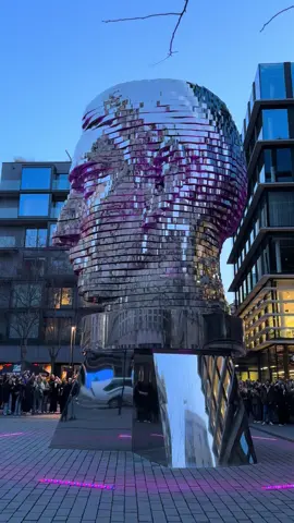Monumento de Franz Kafka em Praga, Rep Theca 🇨🇿 O rosto do escritor se desmancha e se reconstrói constantemente graças ao movimento mecânico das placas. O horário de rotação é de 8h às 19h, começando pontualmente de hora em hora, girando por 15min.  É um espetáculo moderno na cidade histórica  #praha #europe #viagem #foryou #tourist 
