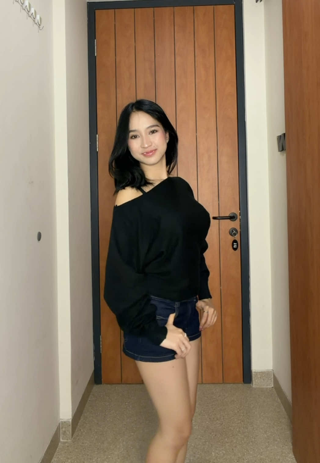 bahannya lembut bgt🫶🏻✨#basic #outfitsimple #cleanoutfit #fyp #sasyootd 
