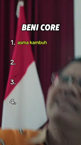 Ingat 'Beni Core'? Ingat perjuangannya nahan napas pas 'asma kambuh'? Nah, ini dia kelanjutannya! Perjuangan Beni nggak cuma soal napas, tapi soal kejujuran yang bikin runyam (dan super kocak)! Bersiaplah untuk ngakak sampai sesak napas (tapi jangan beneran asma ya 😉) di film: 💥 