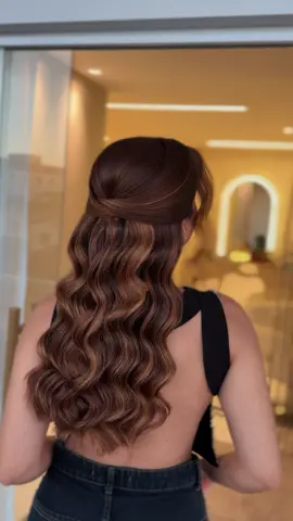 ✨ Semi-preso elegante, leve e com acabamento impecável. Esse é o tipo de penteado que parece simples, mas os detalhes da preparação, da construção e da finalização fazem toda a diferença no resultado. E é exatamente isso que ensino no FPA — Fundamentos do Penteado de Alto Padrão: técnicas que te ajudam a construir penteados mais limpos, estruturados e profissionais. ✨ Se você quer evoluir seus penteados e começar a atender com mais segurança, o FPA está disponível online. 🔗 Acesse pelo link da bio e conheça o curso. #beauty #semipreso #tutorials 
