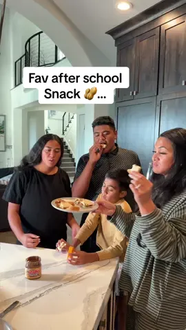 #ad After school with 6 kids means the snacks better be EASY 😂. The new Nutella Peanut spread has officially entered the rotation 👏 @nutellausa  #NutellaPeanutPartner 