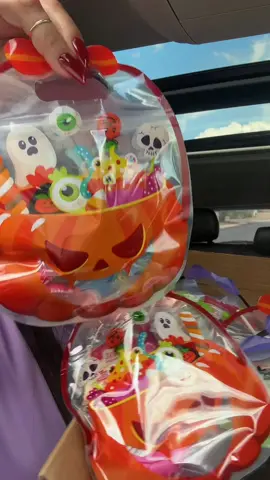 Que no te pase lo mismo que a mí el año pasado, que esperé demasiado para comprarlas y casi no alcanzo🍬🎃 @PADOX.FAN #halloweenparty #goodiebags #candybags #partysupplies #halloweenpartysupplies 