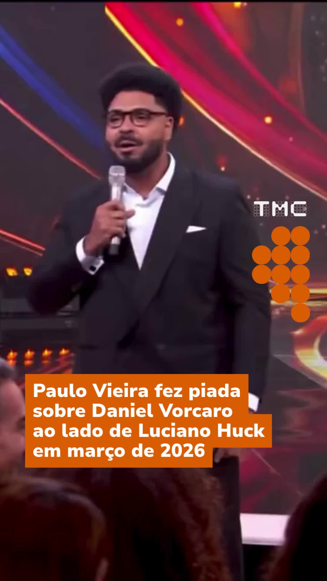 LUCIANO HUCK REAGIU DE FORMA SEM GRAÇA APÓS PIADA DE PAULO VIEIRA COM VORCARO O apresentador e humorista Paulo Vieira protagonizou uma brincadeira na última edição do Melhores do Ano, quadro tradicional do Domingão com Huck exibido na TV Globo, em março deste ano. Na cerimônia, Paulo Vieira faz uma provocação sobre as denúncias contra Vorcaro e o episódio do “PowerPoint da Globo”. O vídeo que voltou a circular nas redes sociais nesta quarta-feira (30/09) mostra Huck no quadro com o humorista, esboçando um sorriso interpretado por muitos como “sem graça” enquanto, da plateia, convidados como Lázaro Ramos riem de forma mais transparente e até aplaudem. O humorista diz: “A única pirâmide que a gente conhecia era a do Banco Master, aí a gente foi ver outras. As de pedra mesmo, as grandes. Neste ano eu prometi que não iria falar nada polêmico. Falei: ‘Não vou falar nada polêmico. Não vou mexer com gente grande. Vou só [fazer] um humor tranquilo’. Mas, sabe… E o Vorcaro? Gente, o Vorcaro, que maravilha. Para quem não entendeu ainda o Vorcaro, eu fiz até um PPT para mostrar para vocês… brincadeira, não fiz. Eu não sei fazer PPT, eu trabalho na Globo.” Nesta quarta, dados revelados pela revista Veja demonstraram uma proximidade entre Vorcaro e o apresentador Luciano Huck que ia além de contatos profissionais. Segundo a PF, as conversas mostram uma relação de amizade e negócios que durou mais de 2 anos e incluiu patrocínios, viagens compartilhadas e jantares. Em nota, Huck declarou que seu vínculo com Vorcaro se limitou à relação comercial envolvendo o patrocínio do Will Bank, abrangendo sua captação e administração. Ele disse ainda, que os contratos foram rescindidos antes de intervenção no Will Bank. (📹: @brunoguzzo via X) 📌 Siga @tmcnewsbr para estar sempre bem informado 🟠 TRANSAMÉRICA AGORA É TMC 🟠 #TMCNews #TMCNewsBr