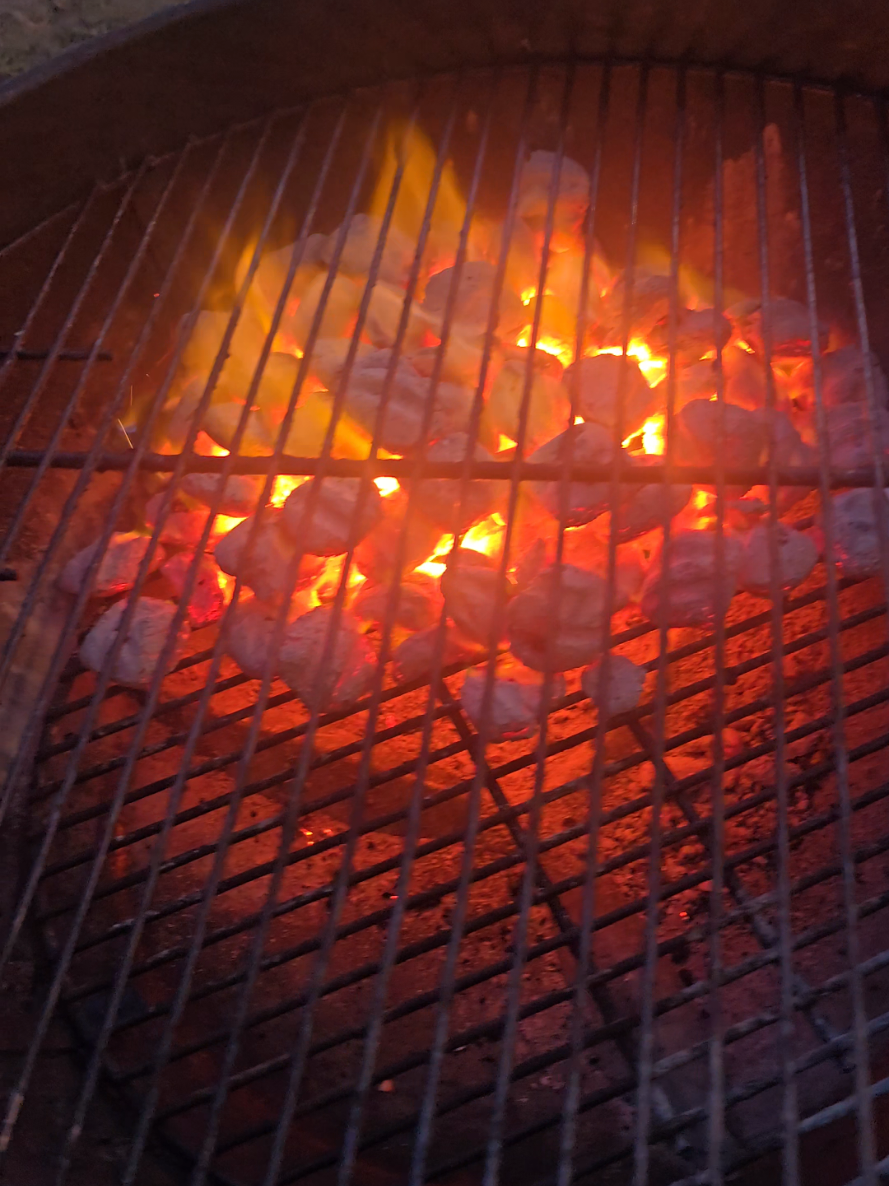 So relaxing🔥 #grilltok #grillingseason #grilljourney #charcoalgrill #grilling @Kingsford @Weber Grills @webergrill_official 