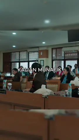 Kalau kejujuran sudah jadi masalah, kira-kira apa yang terjadi? 👀 Temukan kisahnya dalam Bapak Paling Jujur, film komedi yang penuh kejutan, kekacauan, dan tentunya… kejujuran yang nggak ada remnya. 😂 🎬 Bapak Paling Jujur 📅 15 Oktober 2026 🍿 Tayang di bioskop seluruh Indonesia Siap ketemu bapak paling jujur? 👀 #bapakpalingjujur #punyabapakjujur #bpjclip 