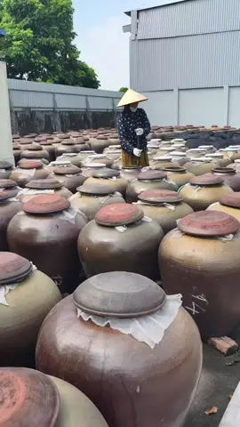 Tương Bần Hưng Yên 140.000đ/combo 4 chai, mỗi chai 500ml. Mình nói rõ để mọi người khỏi phải đoán: Mỗi combo mình lãi 60.000đ. 30.000đ là lợi nhuận của mình, mình dành để đổ dầu chuyến xe đưa đón hài cốt liệt sĩ trở về. 30.000đ dùng hỗ trợ tiền ship cho các bạn. 5.000đ tiền hộp carton mình cũng tự lo. Mình bán hàng có lợi nhuận, nhưng lợi nhuận bao nhiêu, dùng vào đâu mình nói rõ. Vừa đưa sản phẩm quê Hưng Yên đi khắp mọi miền Tổ quốc, vừa góp một phần nhỏ cho những 