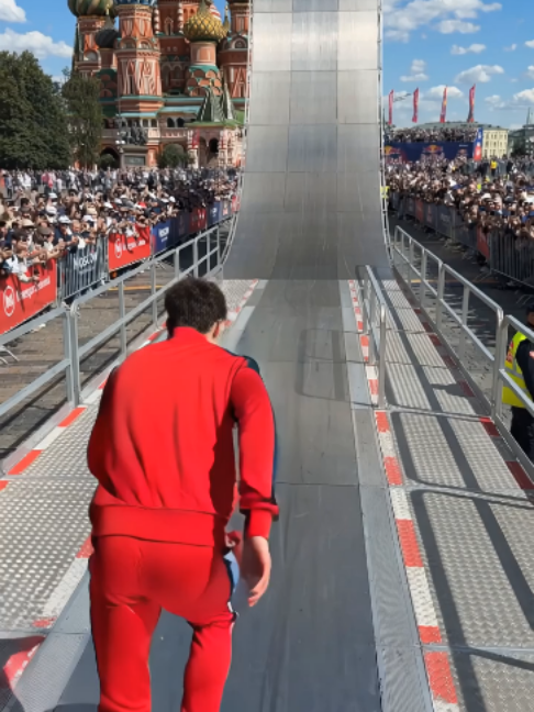 Full Speed Wall Run In Moscow No wires, no tricks — just speed. ⚡ Up the Moscow wall #WallRun #StuntVideo #ExtremeAthletics #Parkour #Freerunning #CityStunt #Adrenaline #NextLevel #SpectatorFootage #PhoneFootage #ViralStunt #GravityDefying #viral #trending