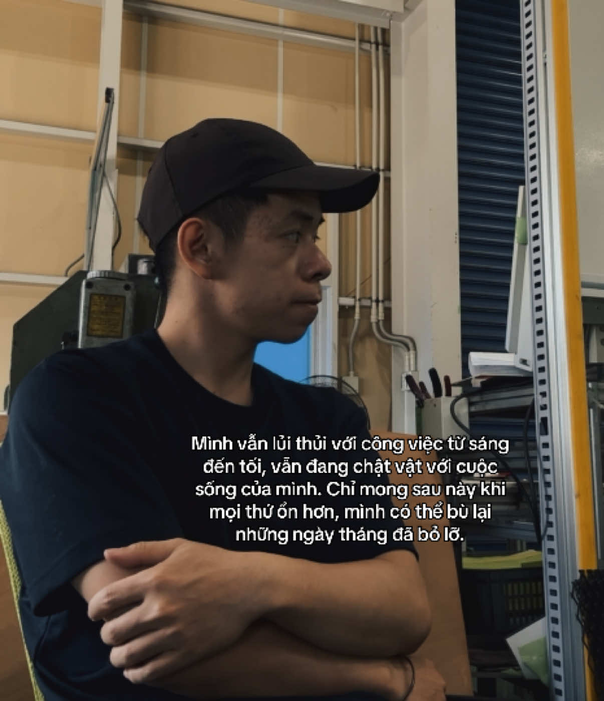 Mình vẫn lủi thủi với công việc từ sáng đến tối, vẫn đang chật vật với cuộc sống của mình. Chỉ mong sau này khi mọi thứ ổn hơn, mình có thể bù lại những ngày tháng đã bỏ lỡ