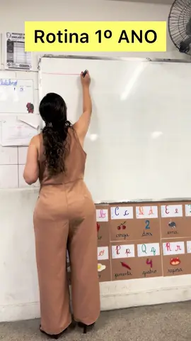 📚 Habilidades de Alfabetização: Como alfabetizar de acordo com a BNCC: Aprenda como alfabetizar com ludicidade e intencionalidade. Material completo com PDFs e sequências didáticas. 👉 https://go.hotmart.com/R82174214K 🧮 Matemática na Prática 1º Ano: Chega de “continhas” soltas! Ensine matemática com significado e atividades que realmente funcionam no caderno. 👉  https://go.hotmart.com/P103003962U Gostou das dicas? Então:  ✅ Inscreva-se no canal para mais conteúdos pedagógicos.  🔔 Ative o sininho para não perder as aulas semanais.  💬 Deixe seu comentário: Qual é a sua maior dificuldade com o caderno dos seus alunos? Me acompanhe também no Instagram: 📸 @ludimilamslima #Alfabetização #Matemática1ano #BNCC #DicasParaProfessores #OrganizaçãoDeCaderno Pedagogia SalaDeAula ProfessoraAlfabetizadora