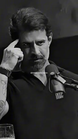 @deepstorycast @sourafamiranda @Guto Galamba A jornada para realizar grandes objetivos começa na mente. Antes de existir no mundo, um sonho precisa ser imaginado, compreendido e transformado em uma direção clara. Quando você consegue colocar em palavras aquilo que deseja construir, deixa de tratar o sonho apenas como uma ideia distante e começa a assumir um compromisso com aquilo que realmente quer. Mas falar não é suficiente. Visualizar não é suficiente. Ter pensamentos positivos não substitui o trabalho necessário para chegar onde você deseja. É preciso transformar intenção em atitude, fazer escolhas, aprender, corrigir a rota e continuar mesmo quando o resultado demora mais do que você imaginava. Também existe coragem em falar sobre aquilo que você acredita, principalmente quando ainda não existem provas de que vai dar certo. Muitas vezes, o medo da opinião dos outros faz com que a pessoa esconda seus sonhos antes mesmo de dar a eles uma chance. Não tenha vergonha de dizer onde quer chegar, mas esteja disposto a trabalhar para sustentar aquilo que você diz. Clareza dá direção, coragem dá voz e ação transforma intenção em realidade. Você não precisa ter todas as respostas hoje, mas precisa começar a caminhar na direção que escolheu. Então responda com sinceridade: você tem tido coragem de falar em voz alta sobre os objetivos que realmente deseja alcançar? Este episódio foi realizado em parceria pelo @orizpartners.  #Mentalidade #Determinação #deepstory #deepstoryclipfy #clipfyleague