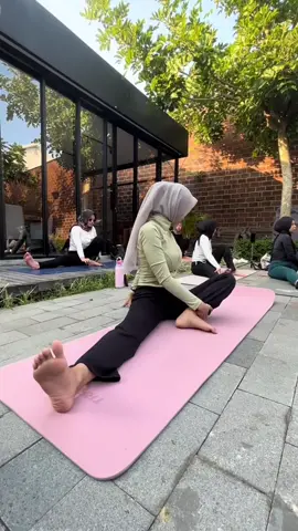 gila si, felt like wanna stop in the mid of the session saking pedes dan cepetnya 😭 huge thanks to the yogis who encouraged me to trust my body 🥹 also coach prawesthika, u always boost my confidence to a whole new level ❤️🫰