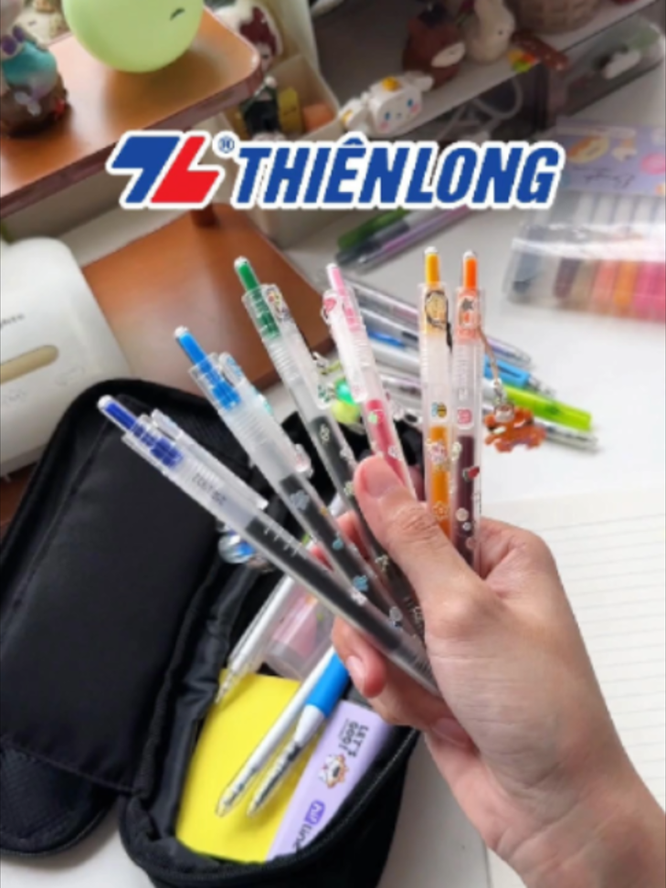 BÚT GEL-050/PLUS - 12 màu mực tươi sáng, thỏa sức trang trí vở, tiêu đề Bộ đôi GEL-071/PLUS & GEL-072/PLUS: Thân bút trong suốt hiện đại, trẻ trung cùng ngòi 0.5mm cho nét viết mảnh đẹp BÚT GEL-129/PLUS - Đệm tay cầm mềm mại, lượng mực tăng 1.5 lần(**) so với phiên bản tiền nhiệm, cho chiều dài viết lên đến 600m. BÚT GEL-068 Fasgel - Thiết kế đệm tay cầm chắc chắn, chống trượt. ======= (*) So với mực gel thông thường của Thiên Long, trong điều kiện viết liên tục trên giấy định lượng 80 gsm, góc viết 65-90 độ (**) So với phiên bản GEL-129. Nguồn: luk_artne #Thienlong #VietSieuMuot #KhoSieuNhanh #MuotMaMaiMe #GEL071PLUS #GEL072PLUS #GEL129PLUS #GEL050PLUS #GEL068