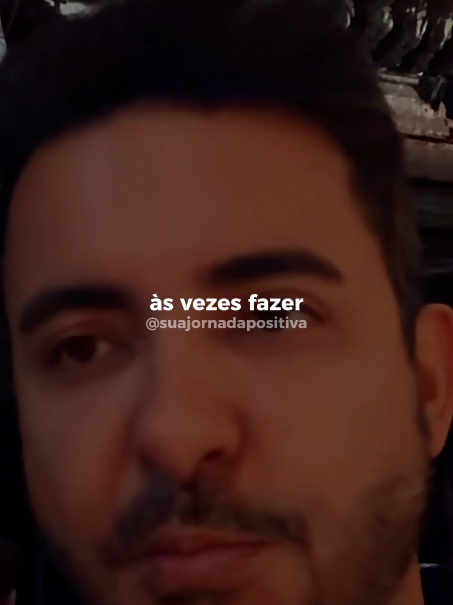 Nem toda mudança significa desistir. Às vezes, mudar de direção é justamente a atitude mais madura que podemos tomar. Existe uma diferença entre persistir por convicção e continuar insistindo apenas porque não queremos admitir que determinada escolha não está funcionando. O ego pode nos fazer confundir perseverança com teimosia. E um sonho, por mais importante que seja, não pode se tornar uma prisão que nos impede de enxergar a realidade. Tomar boas decisões exige coragem para reconhecer quando as circunstâncias mudaram, quando os custos ficaram altos demais ou quando existe um caminho melhor. Sonhos são importantes, mas precisam caminhar ao lado da consciência. Ter a humildade de recalcular a rota não diminui ninguém; pelo contrário, demonstra maturidade. Você já precisou abandonar um caminho que queria muito para tomar uma decisão melhor? #andreoliveiracy #mudanca #motivacao 