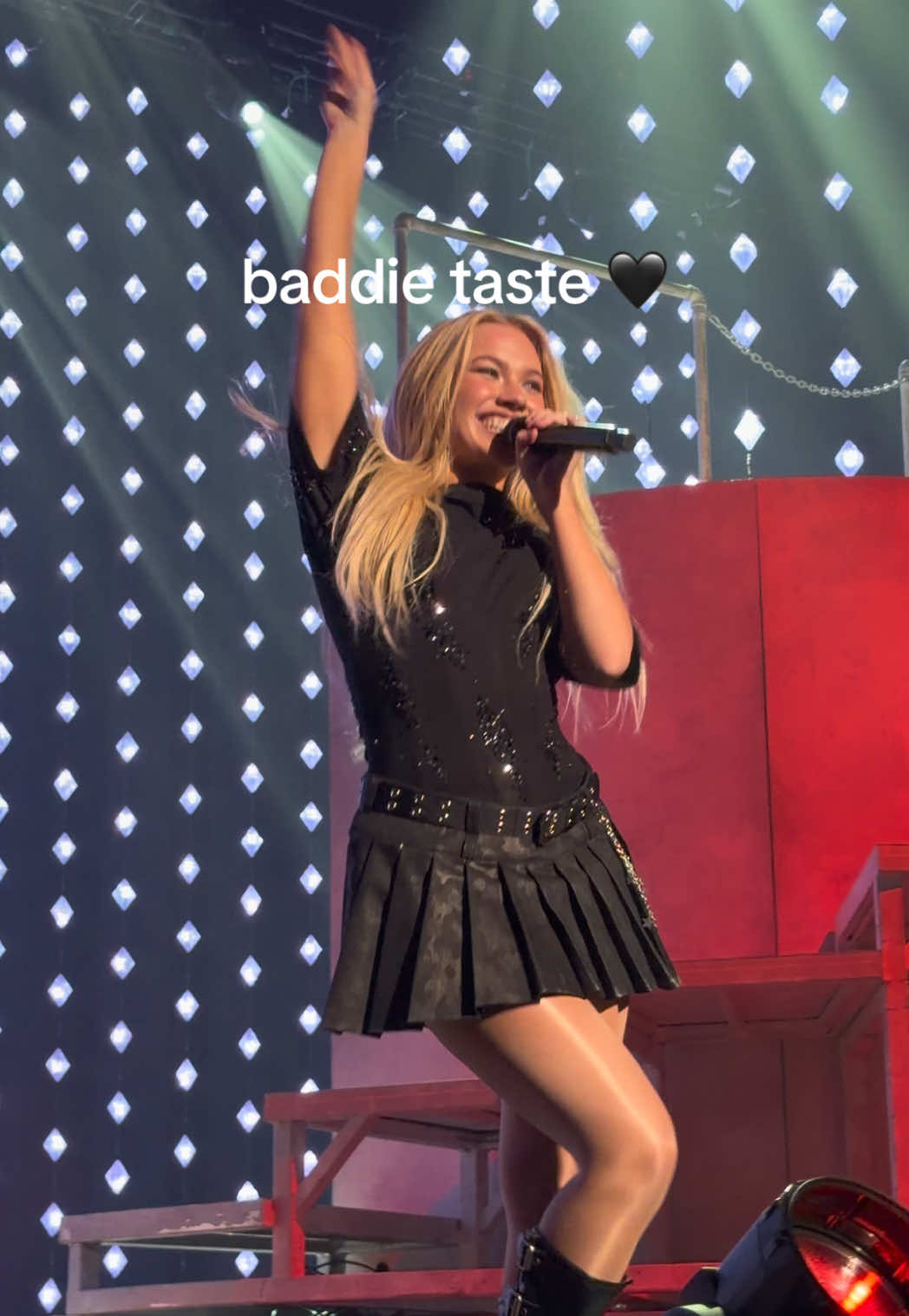 she a baddie in this outfit frfr 🖤 the leather camouflage skirt too 😍 @Freya Skye @Freya Skye HQ #freyaskye #starsaligntour #starsaligntourleg3 #badtaste 