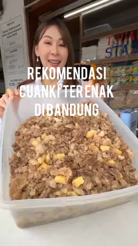 Review jujur cuanki terenak di Bandung yang sering banget didatengin artis!  Mau review jujur kenapa cuanki ini selalu rame dan selalu didatengin artis, pantes aja selalu rame karena: 1. punya kuah yang cukup bold/lekoh dibanding cuanki biasanya 2. pake tetelan yang cukup melimpah 3. condiment nya selalu fresh Jadi kesimpulannya cuanki ini, worth to try buat dicobain nih. Buat yang penasaran ini nama tempatnya: Tjuankie Stasion Bandung - Jl kebon kawung no 6, Bandung fxddy59w #CuankiBandung #CuankiTerenakDiBandung #TjuankieStasionBandung