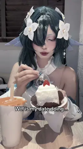 I swear im not a messy eater usually LMAOAOAO 😹🙏🏻 #GenshinImpact #cosplay #vodyanitsa #fyp #date @GenshinImpact_En 