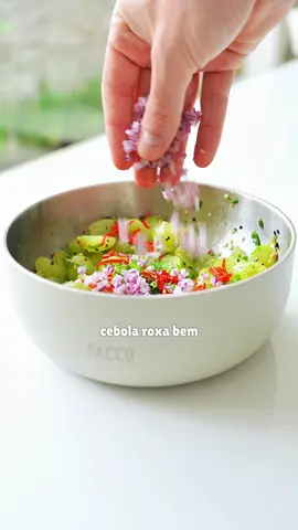 Testei a salada de uva que viralizou! Quem aí provaria? Preparei duas versões: Versão Básica 1 cacho de uva verde  Pitada de sal Pimenta do reino a gosto ¼ de xícara de cebolinha picada 1 colher de sopa de sementes de gergelim Versão Completa adiciona: 1 pimenta dedo de moça (sem sementes) 6 folhas de hortelã Raspas de meio limão ½ cebola roxa pequena #receitaviral #saladadeuva #receitatiktok 