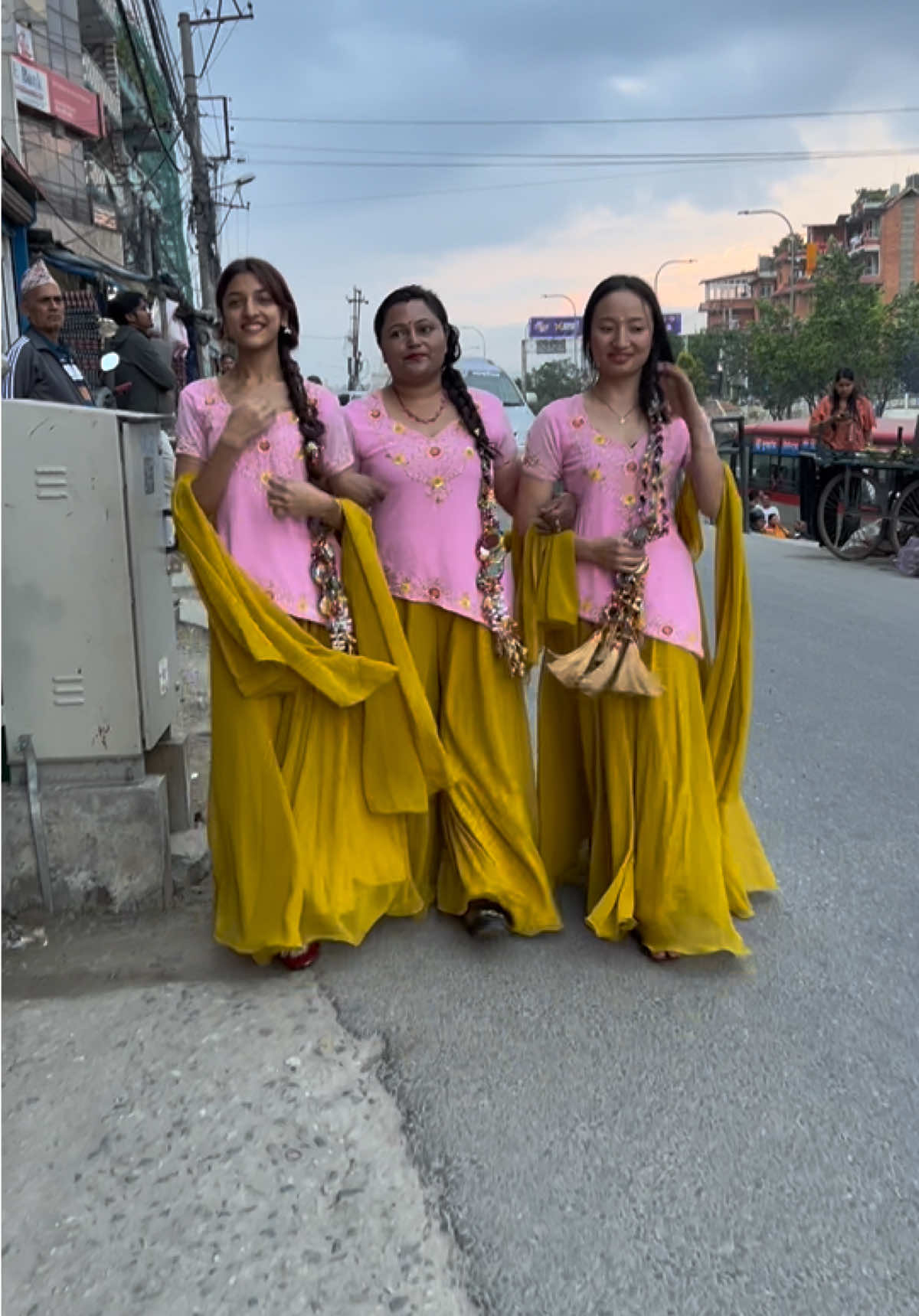 #kathmanduhandicraft #worldwideshipping #wholesale #boutique #90s 