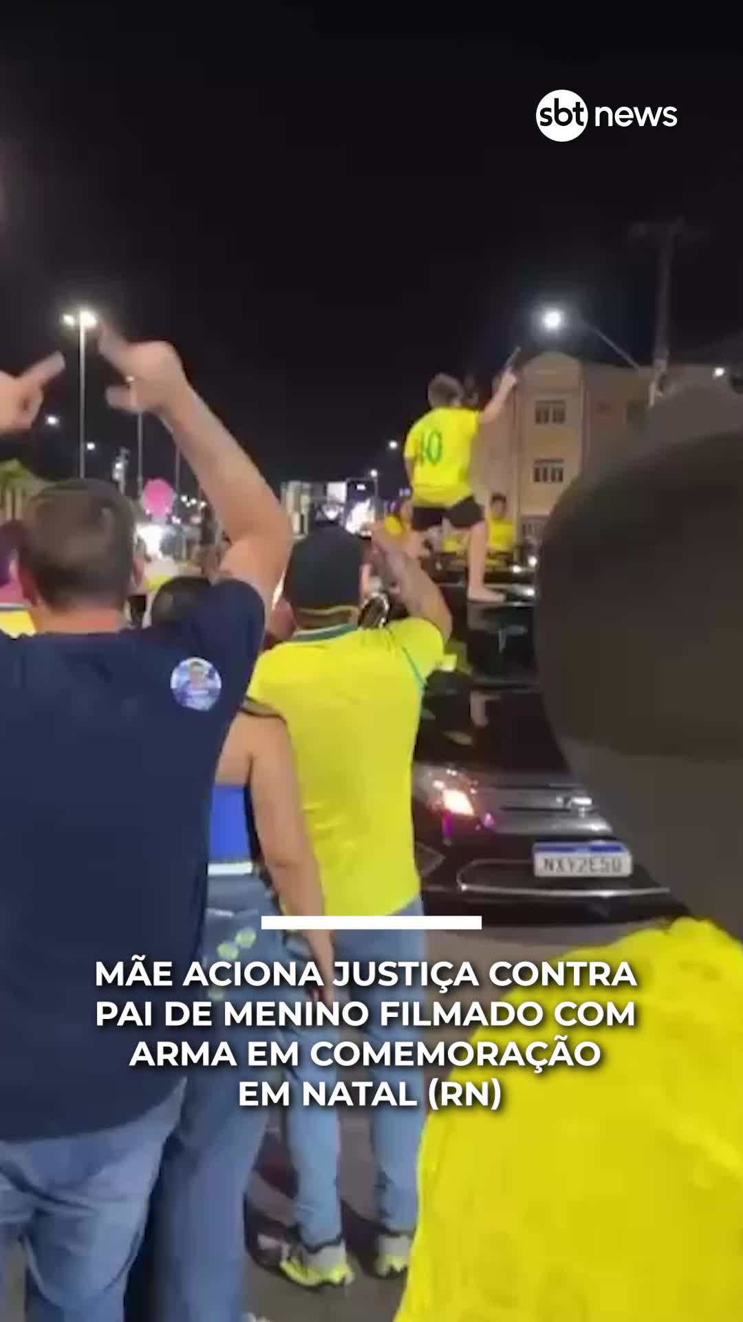 Uma mãe acionou a Justiça contra o pai de um menino filmado com uma arma durante uma comemoração em Natal (RN). O episódio ocorreu após o resultado do primeiro turno das eleições, que levou Flávio Bolsonaro ao segundo turno da disputa presidencial. Saiba todos os detalhes no SBT News.#sbtnews #notícias #jornalismo #sbt #sbtjornalismo #Natal #RioGrandeDoNorte #RN #Justiça #Criança #Menino