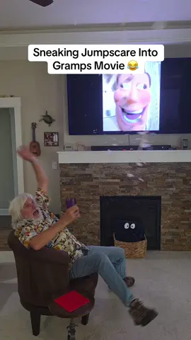 The Jumpscare was so loud 😂 #grandpa #funnyvideo #prank #scareprank 
