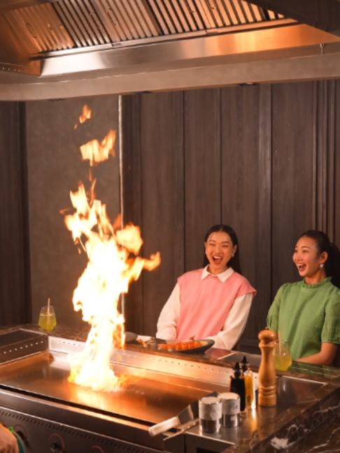 🔥 POV: Your meal comes with a live show. มื้อนี้มีโชว์ให้ดูตรงหน้า Flames fly. Knives move. And your food is made right in front of you at Chisana Nami, Erawan Bangkok. Not just teppanyaki — an experience you get to taste. 👉 Who would you bring to this table? ทั้งเปลวไฟ จังหวะเชฟ และอาหารที่ปรุงสดต่อหน้าคุณ ที่ Chisana Nami, Erawan Bangkok ไม่ใช่แค่เทปันยากิ แต่เป็นมื้อที่ได้ทั้งรสชาติและประสบการณ์ 👉 โต๊ะนี้คุณจะชวนใครมาด้วย? 📍 Chisana Nami, Erawan Bangkok 📷Next to Erawan Shrine (Phra Phrom) 📷 10.00 - 22.00 📷+66 2 250 7777 #BangkokFood #Teppanyaki #Ratchaprasong #ErawanBangkok #ChisanaNami #BangkokExperience  #TiktokThailand #Tiktokfood