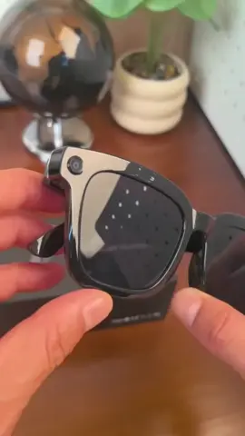 Lunette connectée avec caméra intégrée : capturez en POV, affichage transparent, batterie 8-10h, iOS/Android. Design léger et discret.
