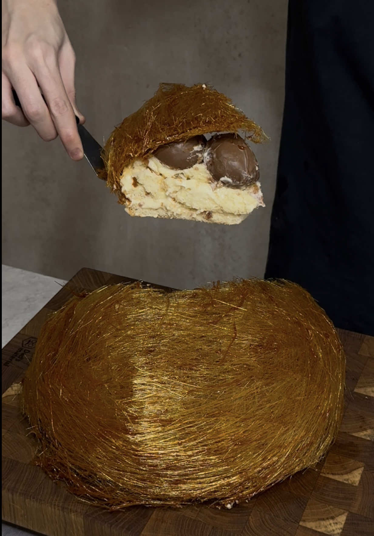 Торт Регина 🍰 Заварное тесто: Молоко 2–3,2% - 180 мл Сливочное масло 82,5% - 75 г Соль - 2,5 г Мука - 120 г Яйца С1 - 3 шт 1. Налей молоко в сотейник, добавь сливочное масло, соль, ваниль, доведи до кипения 2. Сними с огня и одним заходом всыпь всю муку 3. Быстро перемешай до однородности 4. Поставь сотейник на слабый огонь и обжаривай 60 секунд, постоянно помешивая 5. Переложи тесто в миску и остуди до 35-40° 6. Введи яйца по одному, каждый раз размешивая до гладкой консистенции.   Выпекаей: 25 мин при 160c° Полный рецепт в  ТГК: Кулинарный гримуар #pastry #dessert #cooking #EasyRecipe #cake 