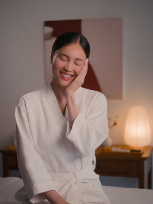 Theo chân Ninh Dương Lan Ngọc bước vào không gian tĩnh lặng của Sulwhasoo Spa — nơi khởi đầu cho hành trình nuông chiều làn da và giác quan. Tại đây, Ninh Dương Lan Ngọc trải nghiệm nghi thức chăm sóc chuyên sâu được chắt lọc từ 60 năm khoa học nhân sâm độc bản. Đó không chỉ là một liệu trình nuông chiều, mà còn là sự tôn vinh dành cho triết lý vẻ đẹp nguyên bản: Vẻ đẹp đích thực luôn cần thời gian, cần sự thấu hiểu chăm sóc, và xứng đáng có một nghi thức nâng niu trọn vẹn. Cùng Sulwhasoo đánh thức thần thái rạng rỡ và nguồn năng lượng thanh xuân từ sâu bên trong. #SulwhasooVN #SulwhasooSpa