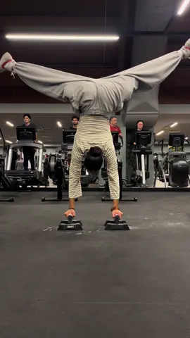 Music and handstands = the best combo  #calisthenics #handstand #gym 