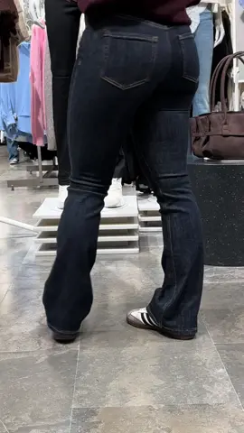Jeans: VMFLASH i FLARED och färgern dark blue . Jeansen finns även i benlängd 30&32 Shoppa jeansen på VEROMODAVETLANDA.se💙 #jeans #veromoda #höst #outfit #fyp 