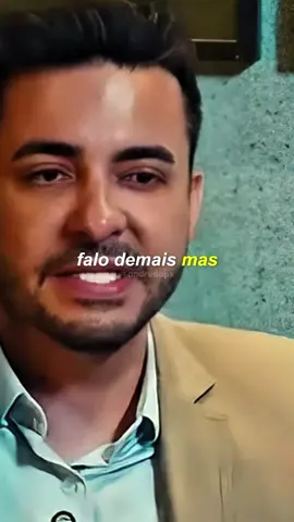 @andredapx Uma das habilidades mais difíceis de desenvolver é aprender a ouvir sem sentir a necessidade de responder imediatamente. Muitas vezes, enquanto alguém ainda está falando, nossa mente já está preparando uma resposta, buscando um argumento ou esperando uma brecha para contar uma experiência parecida. E, quando fazemos isso, podemos até escutar as palavras, mas deixamos de compreender verdadeiramente o outro. Ouvir mais exige autocontrole. Significa perceber a vontade de interromper e escolher dar espaço para que a outra pessoa termine seu raciocínio. Significa aceitar que nem toda conversa precisa se transformar em uma oportunidade de demonstrar conhecimento e que nem todo silêncio precisa ser preenchido por nós. Isso não quer dizer que você deva deixar de expressar suas opiniões ou guardar tudo o que pensa. O equilíbrio está em entender que uma boa conversa não é uma disputa por quem fala melhor, mas uma troca em que os dois têm espaço para se expressar e serem compreendidos. Existe muita coisa que só conseguimos aprender quando deixamos de tentar ensinar o tempo todo. Às vezes, a pessoa à nossa frente não precisa de um conselho, de uma correção ou de uma história semelhante à nossa. Ela só precisa sentir que alguém está realmente prestando atenção. Por isso, antes de pensar no que vai responder, experimente se perguntar se você compreendeu o que o outro quis dizer. Essa pequena mudança pode transformar suas conversas e até a qualidade dos seus relacionamentos. Você costuma ouvir para compreender ou fica esperando a sua vez de falar? #andreoliveiracy #aprendizado #lider