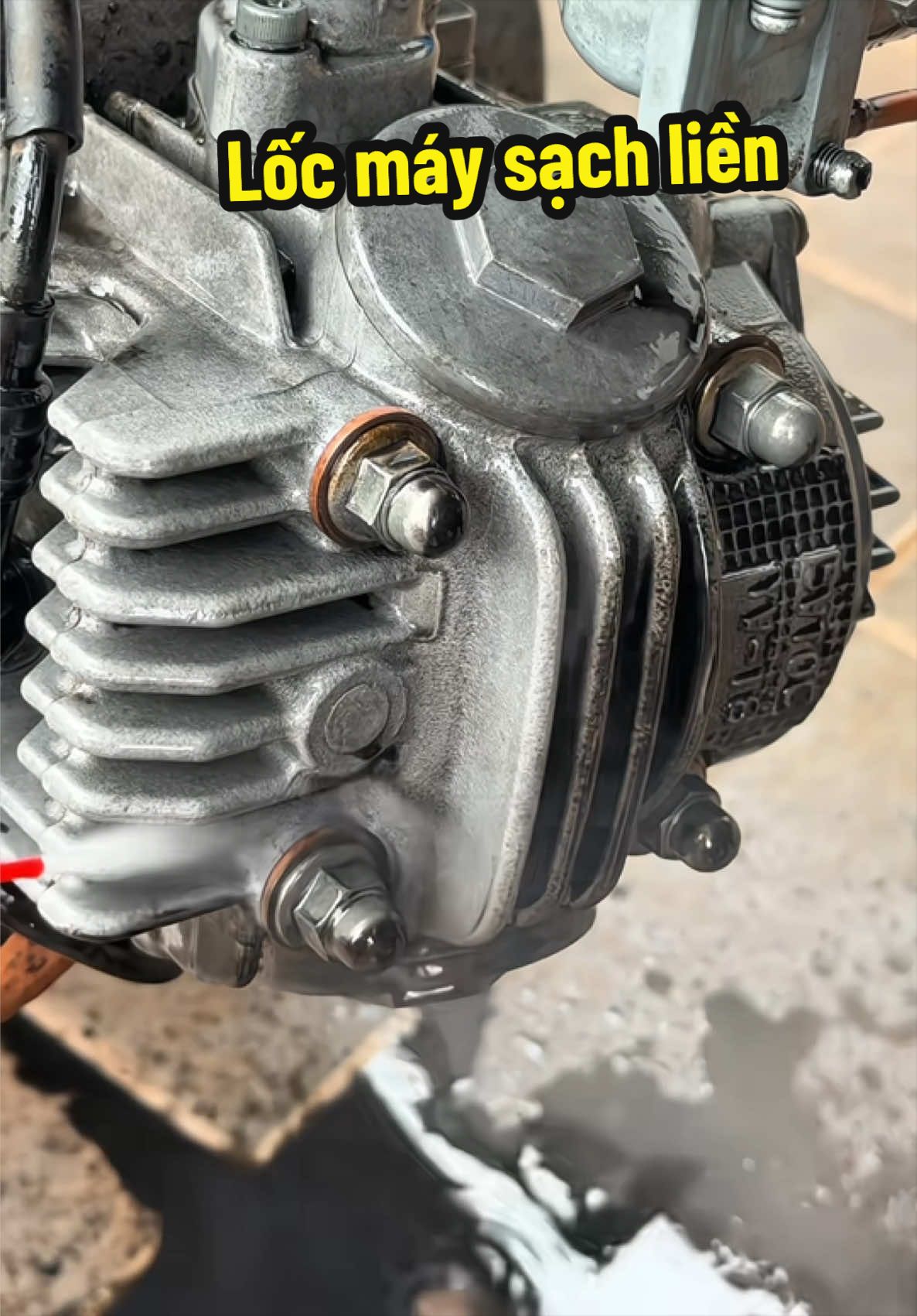 Dầu nhớt bám két? Xịt tẩy dầu nhớt, vệ sinh xe sạch sẽ nhanh chóng, đỡ tốn công chà rửa! 🏍️ Đặt mua ngay tại giỏ hàng nhé anh em! #TayDauNhot #ChamSocXeMay #VeSinhXe #PhuKienXeMay #tiktokshop 