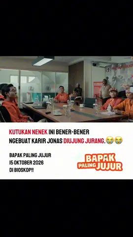 Kutukan Nenek ini ngebuat karir Jonas diujung jurang. 😭😭 Kalo kalian jadi Jonas, kalian bakal pasrah gasi?🗿 Bapak Paling Jujur 15 Oktober 2026 di bioskop! #filmbpj #filmpalingjujur #fyp #fypシ #foryoupage 