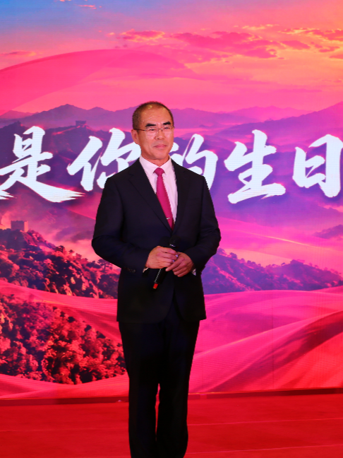Celebration on the 77th anniversary of the founding of the People’s Republic of China. A birthday song expressing deep love for and best wishes to the motherland from her sons and daughters afar.🇨🇳💐