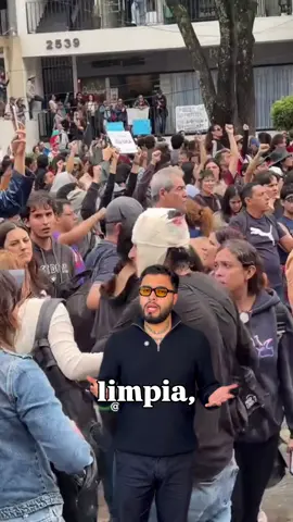 💧 ¿Desde cuándo exigir agua potable se convirtió en motivo de represión? En Guadalajara, ciudadanos salieron a protestar por la calidad del agua que llega a sus hogares. La respuesta de las autoridades incluyó gases lacrimógenos y chorros de agua contra manifestantes. El acceso al agua potable no es un privilegio, es un derecho humano. 🇲🇽 Sígueme para más contenido sobre los problemas sociales, políticos y económicos de México. #guadalajara #aguajalisco #aguapotable #protestaguadalajara #pablolemus 