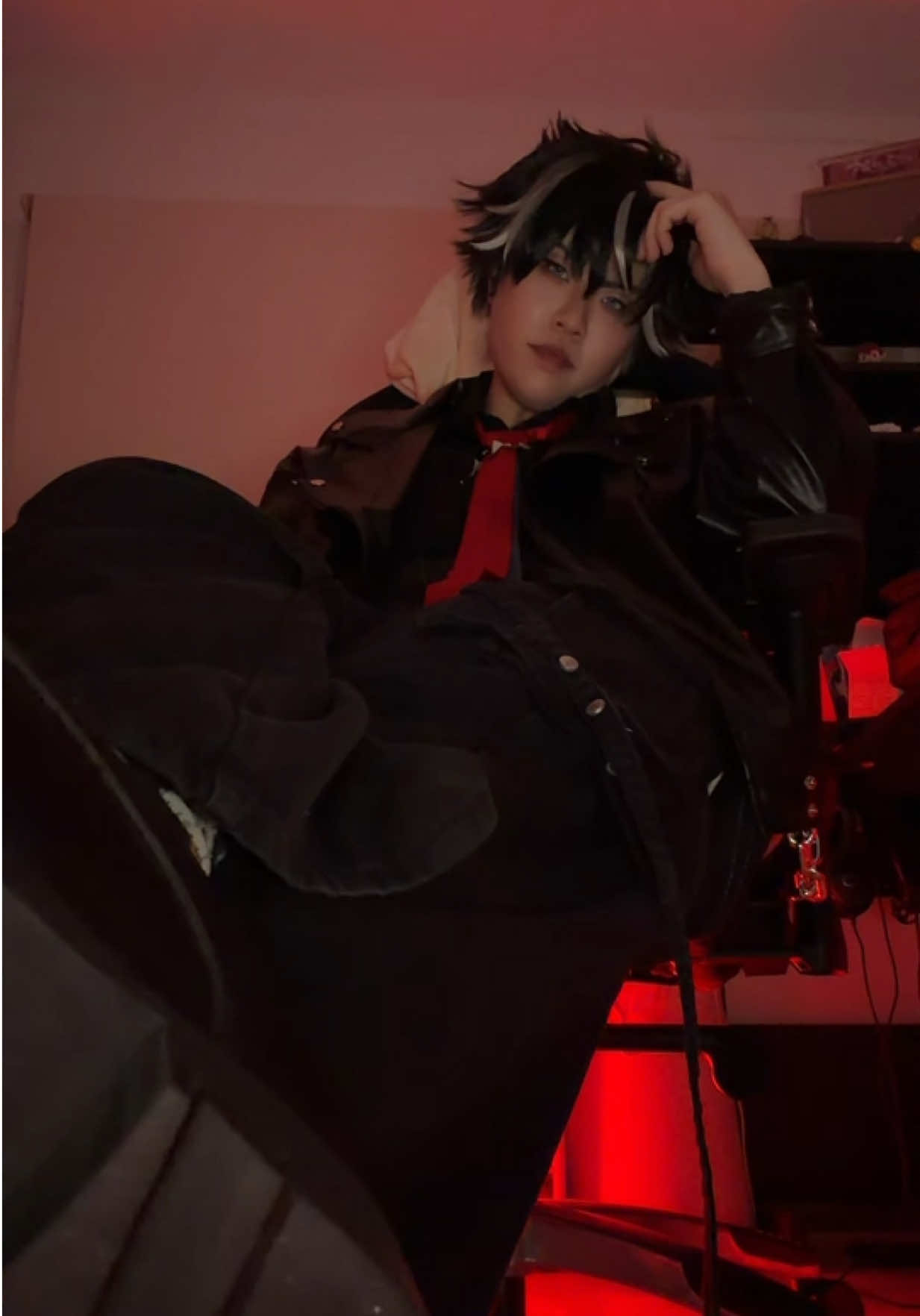 VERY HAPPY TO BE COSING WRIOTHESELY AGAIN I’m very happy with how far I’ve come with my wig styling and make up since I first cosplayed him🥹 AAWWWOOOOOOOOO🐺🐺🐺 #GenshinImpact #genshinimpactcosplay #wriothesley #wriothesleygenshin #wriothesleygenshinimpact 