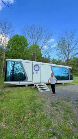 🏡 Une mini-maison futuriste venue de Chine ! Cuisine moderne, toilettes intelligentes, équipements contrôlables depuis une tablette et chambre avec balcon. 😍 Vous pourriez vivre dans cette maison ? #MiniMaison #MaisonIntelligente #TinyHouse