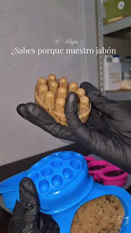 ¿Y si tu jabón de café también te regalara un pequeño masaje? ☕🤎 Su diseño con relieves ayuda a masajear la piel durante el baño, mientras el café molido aporta el efecto exfoliante. Dos detalles que hacen de esta barra algo más que un jabón artesanal. ✨ ¿Lo sumarías a tu rutina de cuidado corporal? #skincare #girl #soap #cuidadodelapiel #fyf 