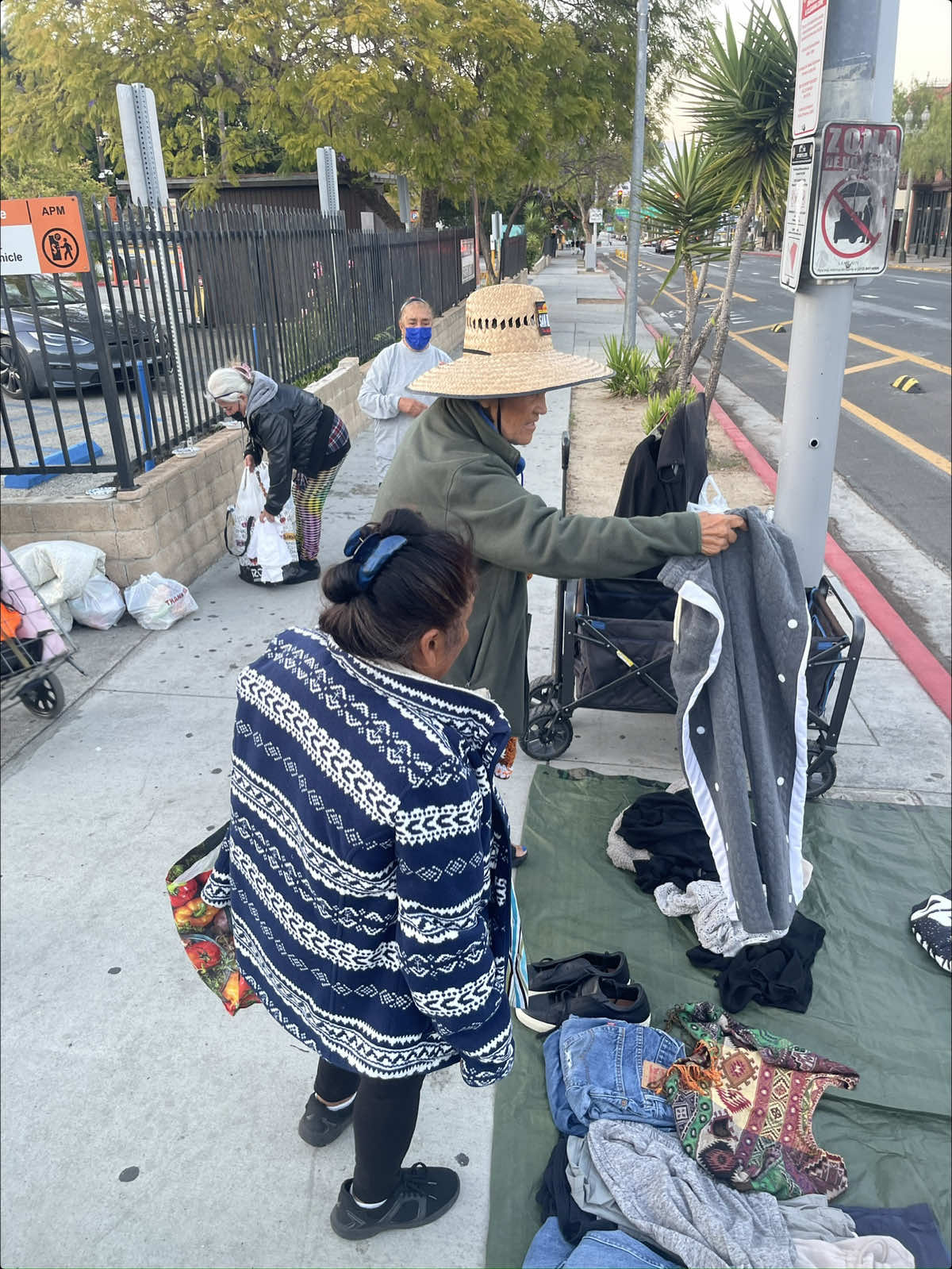 💙🙏 Want to help but can’t volunteer? You can still make a difference.   We have an Amazon Wish List in our bio where you can donate much-needed items that go directly to helping those in need. Join us in our mission to provide support and care to those in need! 🙌 📍 Where: 640 N. Spring St., Los Angeles, CA 90012 ⏰ When:  7:00 PM 📆Thursday  dbnohelps.com #volunteer #givingback #nonprofit #dbno #giveback 