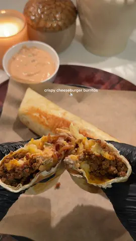 Jumbo Cheesy Cheeseburger-Burritos 🧀 Rezept für 6 große Burritos 🧅 Karamellisierte Zwiebeln 3 große gelbe Zwiebeln, in Streifen 2 EL Butter 1 EL Olivenöl 1 EL Zucker Salz Alles bei mittlerer Hitze langsam goldbraun karamellisieren lassen. 🍔 Burgersoße 120 ml Mayonnaise 2 EL Ketchup 1 EL Senf 2 EL gehackte Dillgurken 2 EL karamellisierte Zwiebeln 3 EL Gurkenwasser Chili, Paprika und Knoblauchpulver  Salz, Pfeffer,  Alles gut verrühren. 🥩 Burgerfleisch 900 g Rinderhackfleisch ½ Zwiebel, fein gehackt 1 EL Olivenöl 2 EL Tomatenmark 100 ml Wasser 1 TL Paprikapulver  1 TL Knoblauchpulver  Chiliflocken Pfeffer nach Geschmack #burrito#wrap#burger#FoodTok#fry 