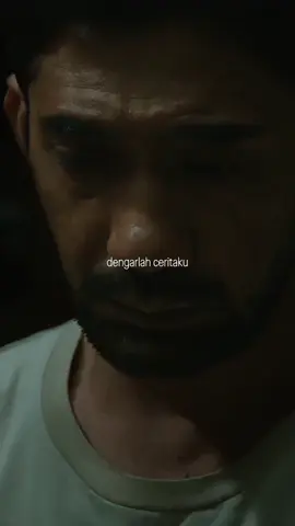 Pada akhirnya, laut menjadi saksi bisu kepergiannya. Ia tenggelam, membawa cerita yang tak sempat dituntaskan.🌊🥀 🎬 Laut Bercerita — tayang di bioskop 29 Oktober 2026. #LautBercerita #Sejarah1998 #SegeraDiBioskop