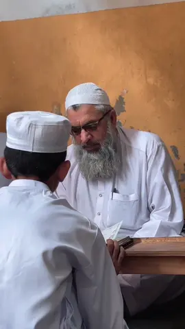 🌹 الحمدللہ! تکمیلِ قرآنِ کریم مبارک 🌹 💐 قاری عطاالرحمٰن صاحب کے چھوٹے بھائی کو حفظِ قرآنِ کریم مکمل کرنے پر دل کی گہرائیوں سے مبارکباد پیش کرتے ہیں۔ اللہ تعالیٰ انہیں قرآنِ کریم پر عمل کرنے والا، دین کا خادم اور والدین کے لیے باعثِ فخر بنائے۔ آمین یا رب العالمین! 🤲❤️ #muftitariqmasood #famousmolvi #500k #fouryou #fyp 