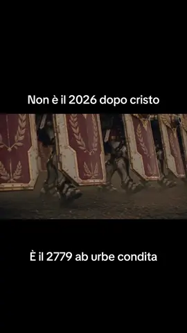 Quando il centurione alza il pugno, un’intera legione trattiene il respiro. Gli ultimi passi affondano nella terra. I servomotori rallentano. Gli scudi toccano il suolo. Poi arriva quel suono. Metallo contro metallo. Una sequenza di agganci che attraversa la linea come il rumore di un’enorme serratura. Roma ha chiuso il passaggio. I TESTUDINARII sono la fanteria supercorazzata dell’Impero. Le loro armature potenziate sostengono il peso degli scudi torre e mantengono stabile la posizione sotto pressione. Quando i bordi si allineano, gli accoppiatori elettromagnetici serrano i pannelli: ogni scudo diventa parte di una barriera continua, capace di distribuire gli urti lungo la formazione. Dietro quelle piastre, gli uomini respirano, correggono gli appoggi e attendono. Anche pochi centimetri fuori posizione possono compromettere la tenuta della linea. Per questo l’addestramento continua fino a quando ciascun soldato riconosce il movimento dei compagni attraverso la pressione sul proprio scudo. Il CENTURIO IMPERIALIS governa questa precisione. Dal fianco della formazione osserva il terreno, misura le distanze e sceglie l’istante in cui liberare l’assalto. I suoi ordini sono brevi: ogni parola corrisponde a una manovra ripetuta migliaia di volte. «Velites. Avanti.» Alle spalle del muro, la fanteria leggera prende velocità. I VELITES comprimono le gambe, caricano gli attuatori dell’armatura e scavalcano la linea difensiva. Lo scudo resta vicino al corpo; la lancia accompagna il salto, mantenendo la punta lontana dai compagni. All’atterraggio, ginocchia ed esoscheletro assorbono l’impatto. Il passo successivo è già una carica. La loro missione è sfruttare lo spazio conquistato dalla formazione pesante: raggiungere i fianchi, occupare i varchi, impedire all’avversario di riorganizzarsi. Il centurione sceglie il momento. I Testudinarii tengono la linea. I Velites portano la battaglia oltre gli scudi. Tre ruoli. Una sola disciplina. Quella che ha accompagnato Roma attraverso i millenni, fino a trasformare la legione in una macchina da guerra del futuro. ROMA AETERNA. L’Impero continua a marciare. #RomaAeterna #Testudinarii #Velites #ImperoRomano #Worldbuilding 