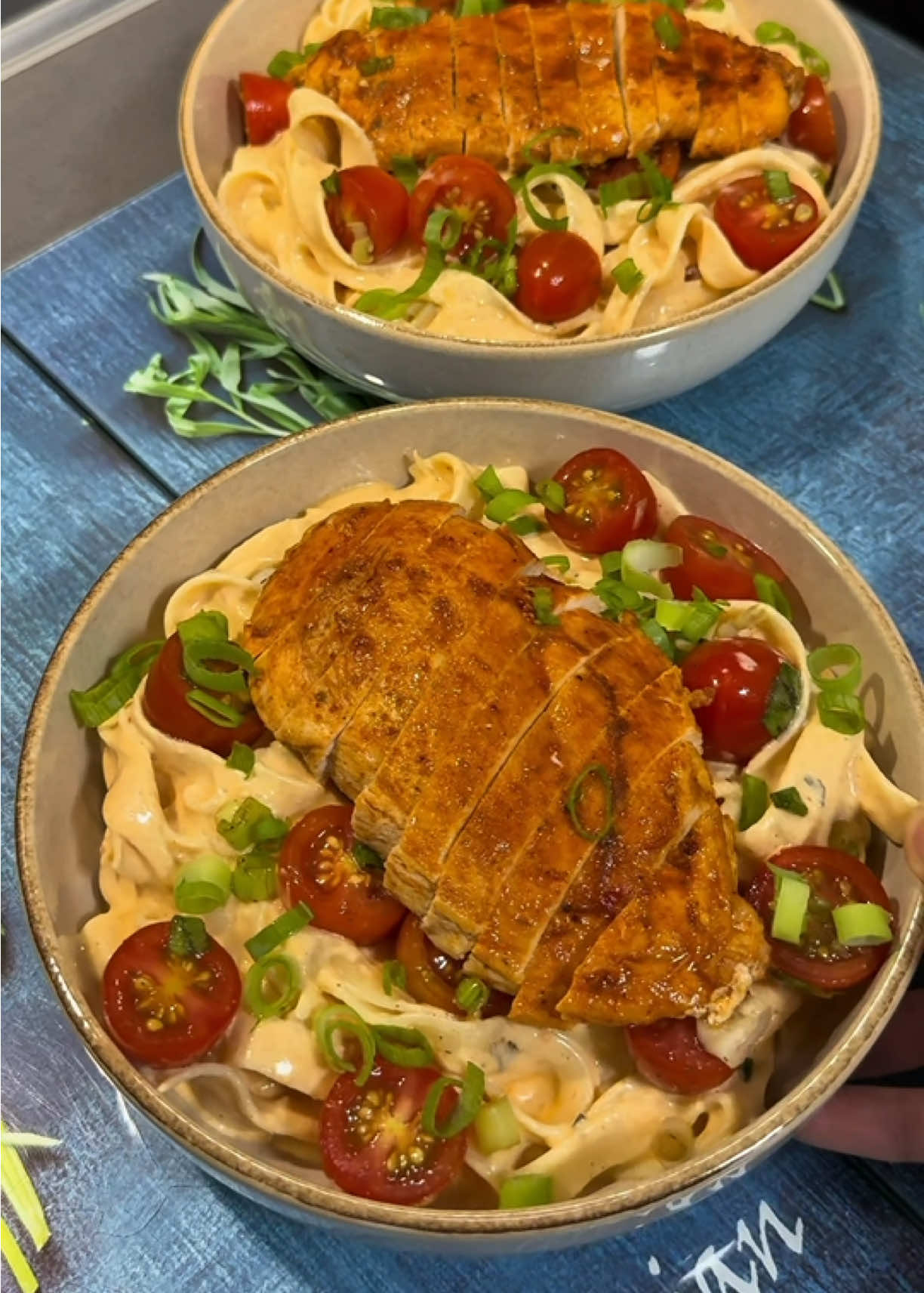 CREMIGE Pesto-Skyr-Nudeln mit Hähnchen @Arda Saatci  Zutaten: • 220 g Nudeln Rohgewicht • 500 g Skyr + 120 ml Pasta Wasser • 3 EL Pesto Rosso (halbe Glas) • 1 gehäufte TL Zwiebelpulver • 2 Knoblauchzehen • 1-2 TL Vegeta nach Geschmack  • etwas Pfeffer  • 250–300 g Hähnchenbrust, Hähnchengewürz & Paprikapulver • 250 g Cherry-Tomaten • Frühlingszwiebeln • 1 EL Granatapfelsirup + 1 EL Zitronensaft • ½ TL Dill-Salatkräuter + ½ TL Salz • 3 Sprüher Olivenöl Zubereitung: Nudeln kochen & abkühlen lassen. Skyr, Wasser, Pesto und Gewürze verrühren, Nudeln unterheben.  Tomaten halbieren, Frühlingszwiebeln & Dressing dazugeben.  Hähnchen würzen, anbraten und alles zusammen servieren.  ———— Viel Spaß beim nachmachen 🩷 ———— #fyp #viral #pasta #ardasaatci #highprotein 