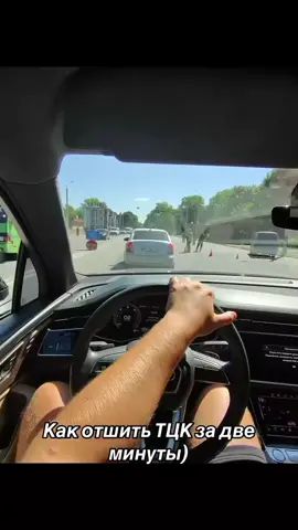 #янезавойну это просто видео не обзывательство со стороны русских или украинцев Классическая яблочная шарлотка — это символ домашнего уюта, ароматного осеннего вечера и невероятно простого кулинарного волшебства. Предлагаем подробное описание традиционного бисквитного пирога с яблоками по проверенному рецепту. Ингредиенты • Куриные яйца — 4 шт. (крупные, категории С0 или С1) • Сахарный песок — 150–200 г (в зависимости от сладости яблок) • Пшеничная мука — 150 г (примерно 1 стакан) • Яблоки (кислые или кисло-сладкие сорта, например, Антоновка или Гренни Смит) — 800 г – 1 кг • Разрыхлитель теста — 1 ч. л. (по желанию, если хотите гарантированно пышную текстуру) • Ванильный сахар или щепотка ванилина — 1 ч. л. • Молотая корица — 0,5 ч. л. (по вкусу) • Сливочное масло — 10–20 г (для смазывания формы) • Соль — маленькая щепотка Пошаговое приготовление 1. Подготовка духовки и формы Включите духовку заранее, чтобы она прогрелась до 180 °C в режиме «верх-низ». Возьмите круглую форму для выпечки диаметром 20–22 см. Тщательно смажьте дно и стенки сливочным маслом, а при желании слегка присыпьте манной крупой или панировочными сухарями, чтобы готовый пирог легко отходил от борртиков. 2. Обработка яблок Промойте яблоки под проточной водой и обсушите полотенцем. Разрежьте каждое яблоко пополам, аккуратно вырежьте жесткие сердцевины с семенами. Кожицу можно срезать по желанию, но с ней ломтики лучше держат форму. Нарежьте яблоки тонкими дольками или небольшими аккуратными кубиками. Если используете корицу, смешайте её с яблоками прямо в миске. 3. Взбивание яиц с сахаром В глубокую чашу миксера или обычную стеклянную миску разбейте 4 яйца. Добавьте щепотку соли, обычный сахар и ванильный сахар. Начните взбивать миксером на средней скорости, постепенно увеличивая её до максимума. Процесс должен занять не менее 7–10 минут: масса обязана побелеть, увеличиться в объеме в 3–4 раза и стать густой, пышной, оставляющей легкий след от венчика. Это главный секрет воздушности бисквита. 4. Введение муки В отдельной посуде просейте пшеничную муку вместе с разрыхлителем. Вооружитесь силиконовой лопаткой и частями (в 2–3 приема) аккуратно введите муку в яичную массу. Перемешивайте движениями снизу вверх, стараясь не разрушить воздушную текстуру теста. 5. Сборка пирога На дно подготовленной формы выложите бо́льшую часть нарезанных яблок (или распределите их равномерно). Залейте яблоки приготовленным бисквитным тестом, слегка постукивая формой о стол, чтобы тесто заполнило все пустоты между ломтиками. Сверху можно выложить оставшиеся красивые дольки яблок веером. 6. Выпекание Отправьте форму в разогретую до 180 °C духовку на 35–45 минут. Первые 30 минут категорически не открывайте дверцу духовки, иначе нежный бисквит опадет. Готовность проверяйте деревянной шпажкой или зубочисткой — она должна выходить из центра пирога абсолютно сухой, без следов сырого теста. 7. Подача Готовую шарлотку достаньте из духовки и дайте ей постоять в форме около 10–15 минут. Затем аккуратно извлеките пирог, нарежьте на порционные кусочки и подавайте к столу. По желанию присыпьте остывшую выпечку сахарной пудрой или подайте с шариком классического сливочного пломбира. Посмотрите подробный видеоурок по приготовлению классической шарлотки с яблоками:
