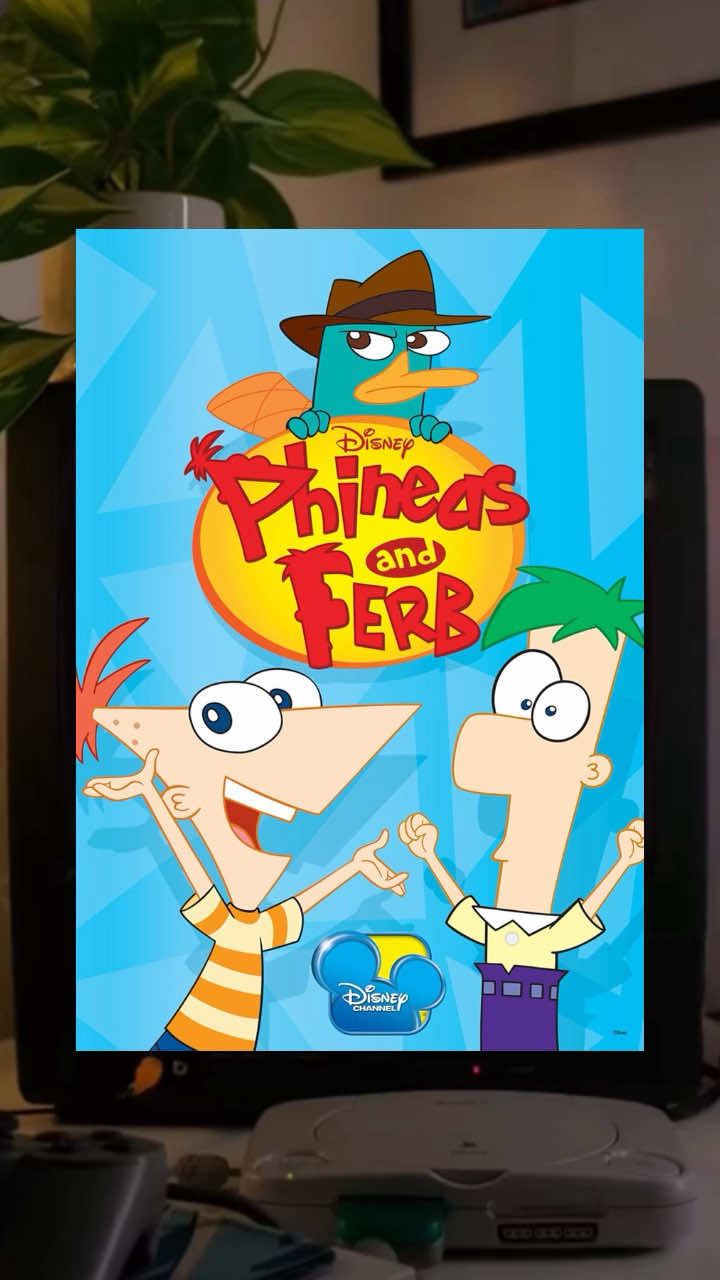 Tu te souviens de Phineas et Ferb ? ☀️ La série était diffusée en France à partir de 2008 sur Disney Channel. Chaque jour de vacances, Phineas et Ferb inventent des projets complètement fous : montagnes russes géantes, machines extraordinaires et inventions improbables ! Pendant ce temps, leur sœur Candace tente désespérément de les dénoncer, tandis que Perry l’ornithorynque mène une double vie d’agent secret. Avec ses inventions délirantes, ses chansons cultes et ses aventures hilarantes, Phineas et Ferb a marqué toute une génération. Tu te souviens de Perry ? #PhineasEtFerb #Nostalgie #DessinAnime