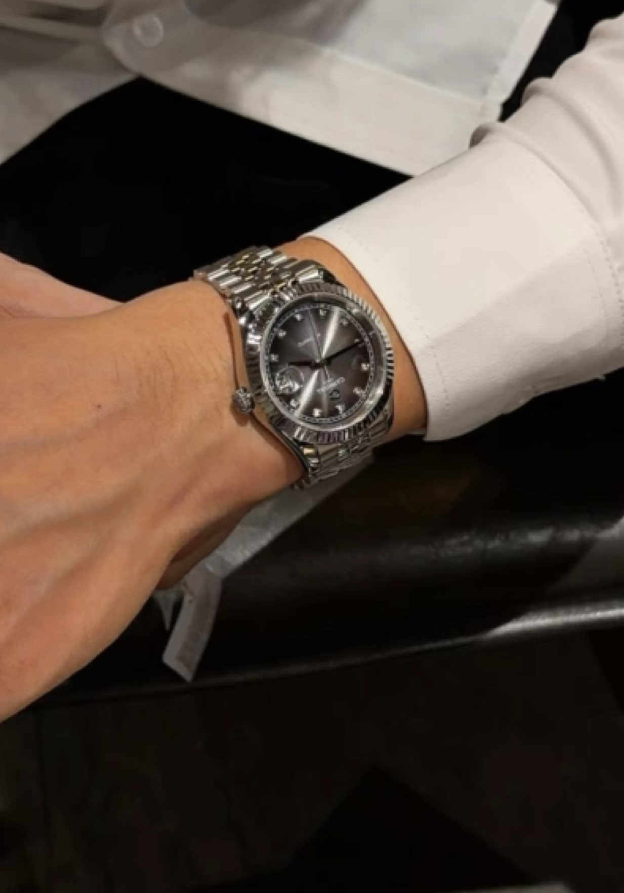 ✨Carnival 8250g✨ Bản xám Lambor , mặt Ombre chải tia đẹp quá, fom dáng sang, basic lắm nha #Huywatch #Carnival #dongho #donghonam #8250g 