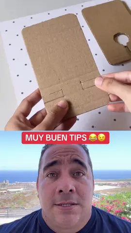 😂📱 ¡EL TELÉFONO CUESTA UN DINERAL… PERO EL SOPORTE SALIÓ DE UNA CAJA! 📦🤣 Este chico coge un pedazo de cartón y se fabrica un soporte para mirar el móvil sin sujetarlo. ¡Ingeniería de la buena y presupuesto de cero euros! 👏😂 Yo comprando accesorios… ¡y él esperando a que se acaben los cereales! 🤣📦 👇 ¿Qué te parece el invento? ¡Comparte con ese amigo que no tira una caja porque «eso sirve para algo»! 😂 #Humor #InventosCaseros #Ingenio #SoporteParaMovil #Reciclaje  