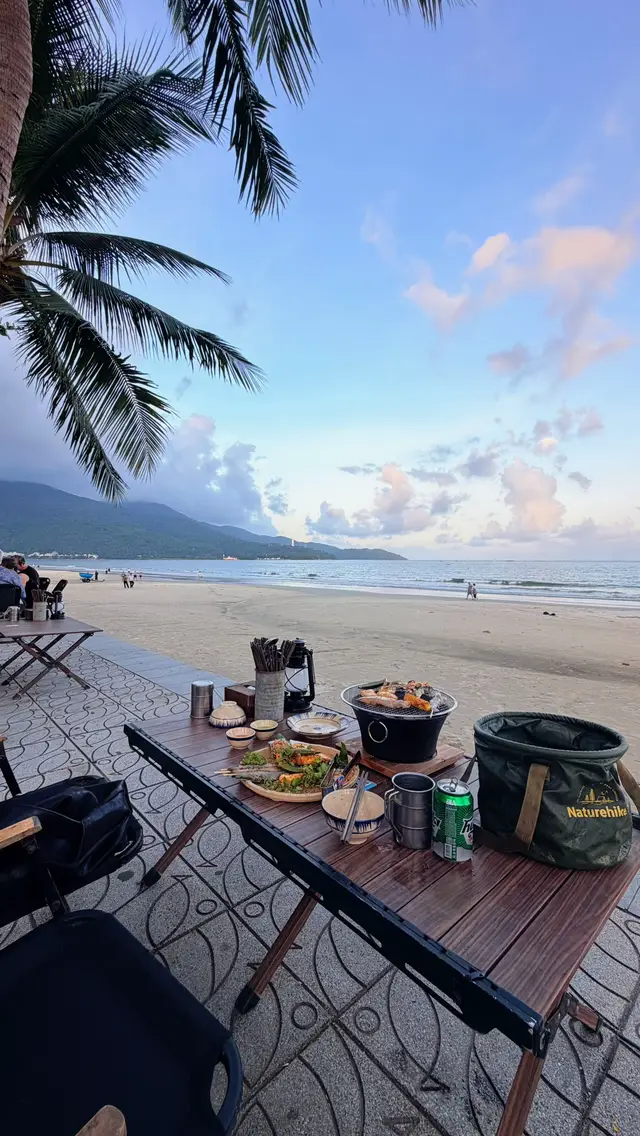 Càng lớn càng thích những cuộc vui đơn giản: một nơi dễ chịu, vài món ngon và những người khiến mình thoải mái 🩵🌊 #Danang #ChoCaGo #chocagomanthai #ManThaiBeach #SonTra 
